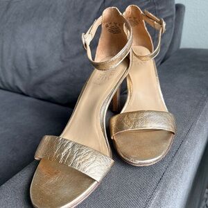 Naturalizer Kinsley Gold Open Toe sandal Heels